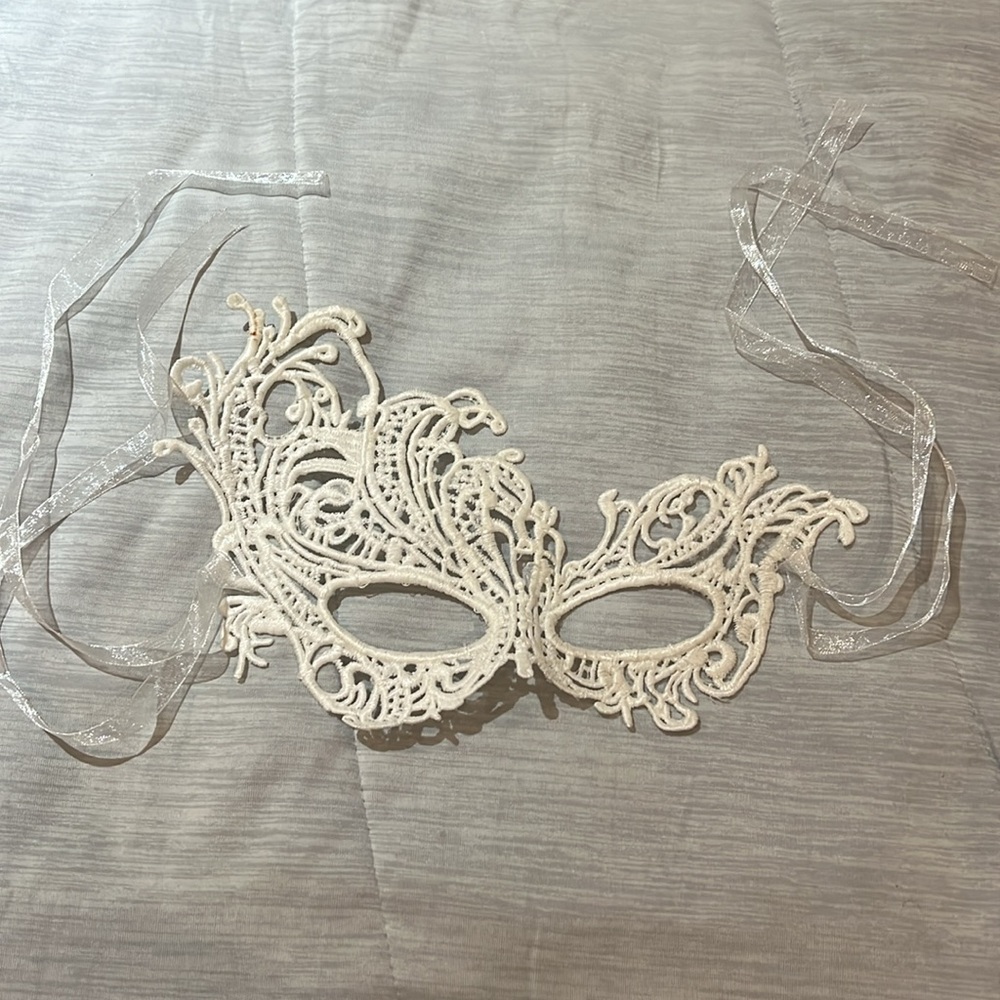 Sexy lace masquerade mask NWT